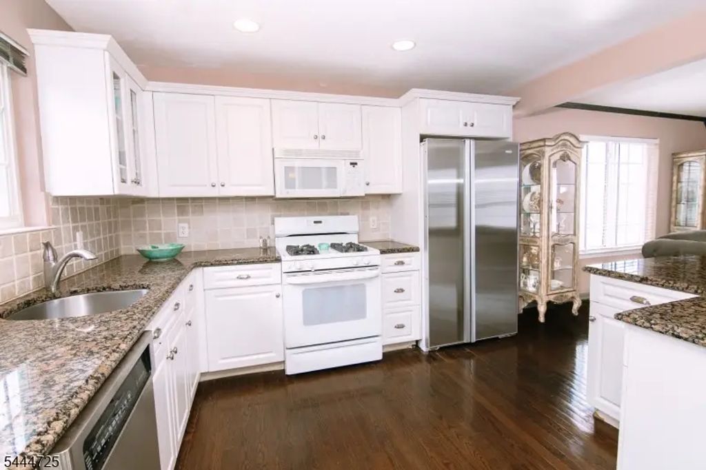 6 Whispering Way W, Berkeley Heights Twp.