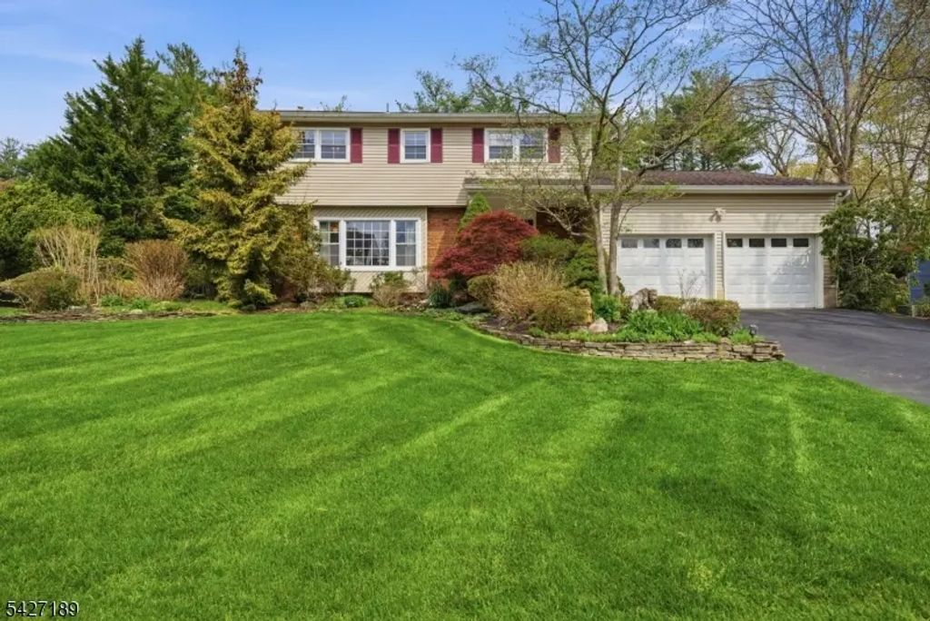 7 Candle Ln, East Brunswick Twp.