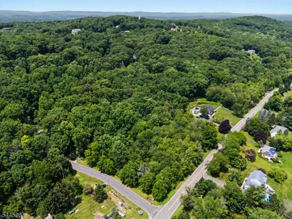 242 W Mountain Rd, Sparta Twp.
