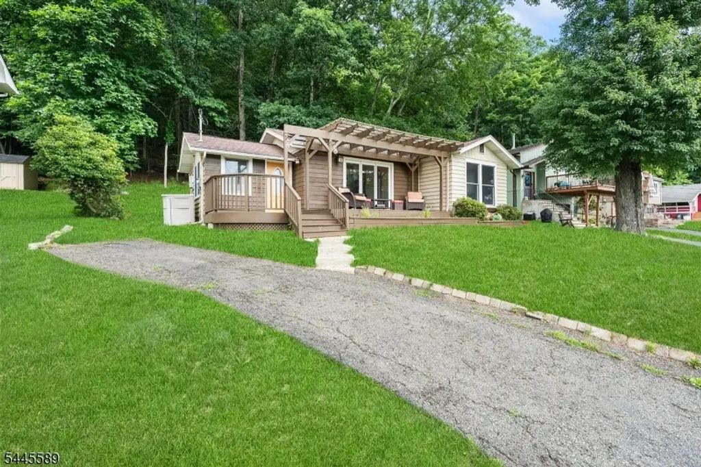 112 Seneca Lake Rd, Sparta Twp.