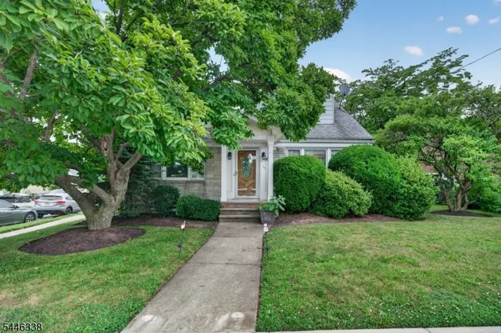 105 Baldwin Pl, Bloomfield Twp.