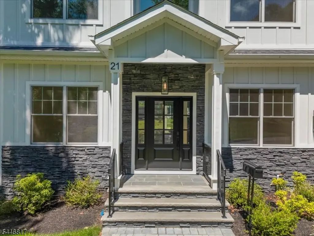 21 Maplewood Dr, Livingston Twp.