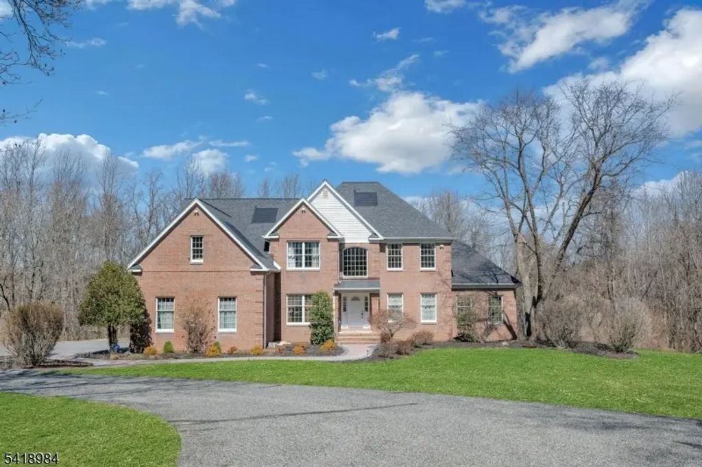 5 Noble Ct, Washington Twp.