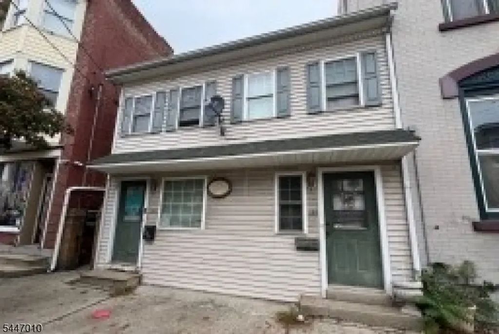 151 S Main St, Phillipsburg Town