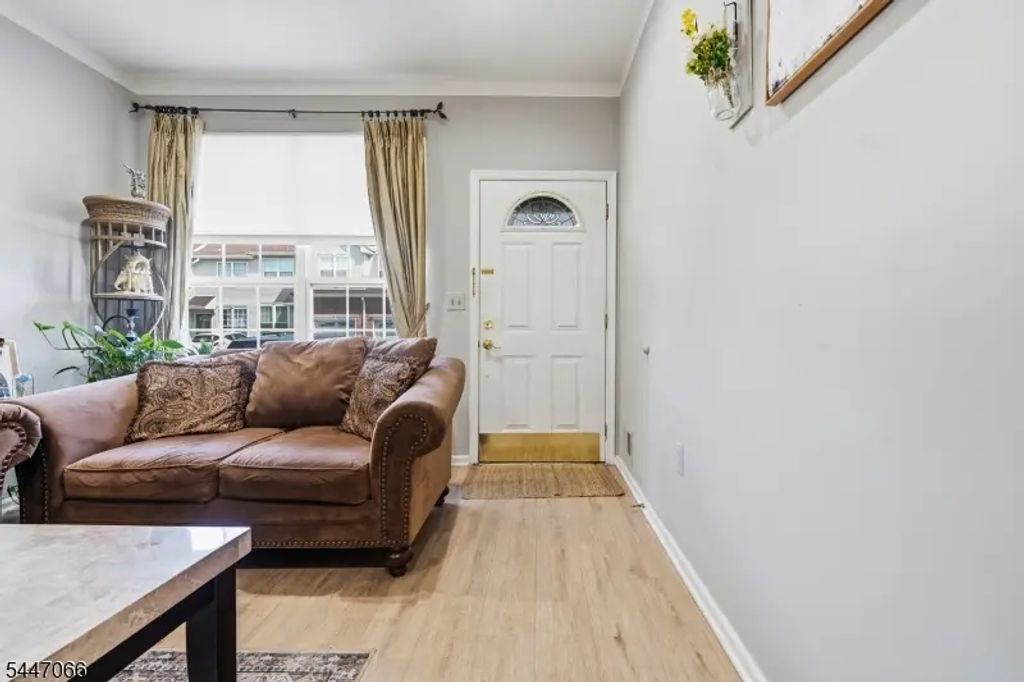 4 Reins Ct, Franklin Twp.
