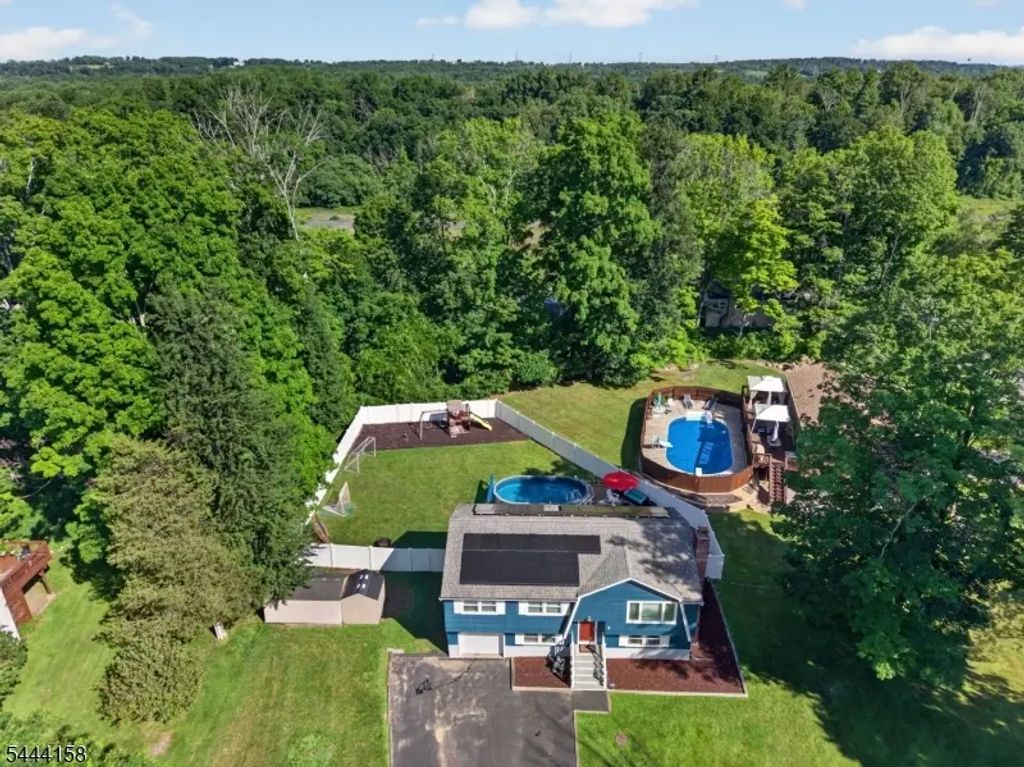 2 Vivian Plz, Andover Twp.