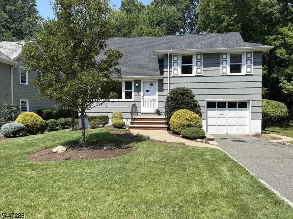 33 Longacre Drive, Livingston Twp.