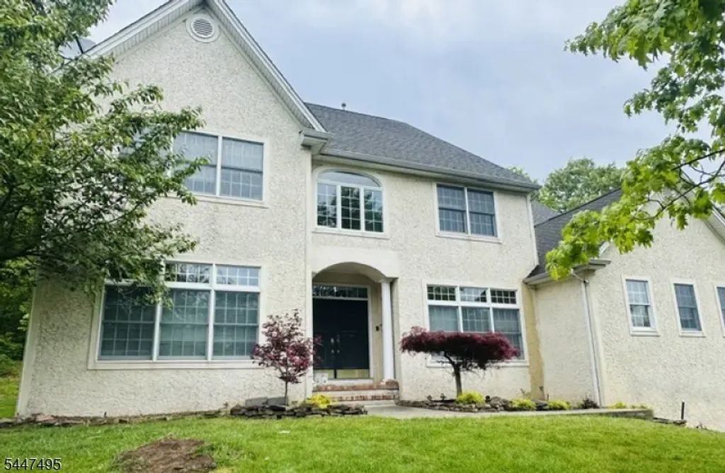 8 Pring Ct, West Orange Twp.