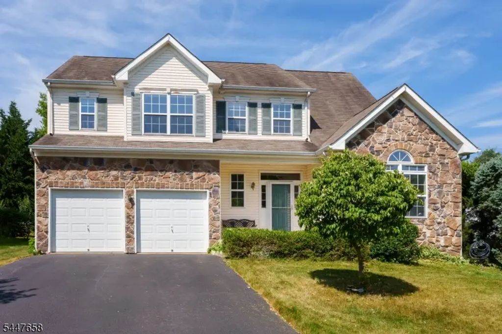2 Pickering Cir, Montgomery Twp.