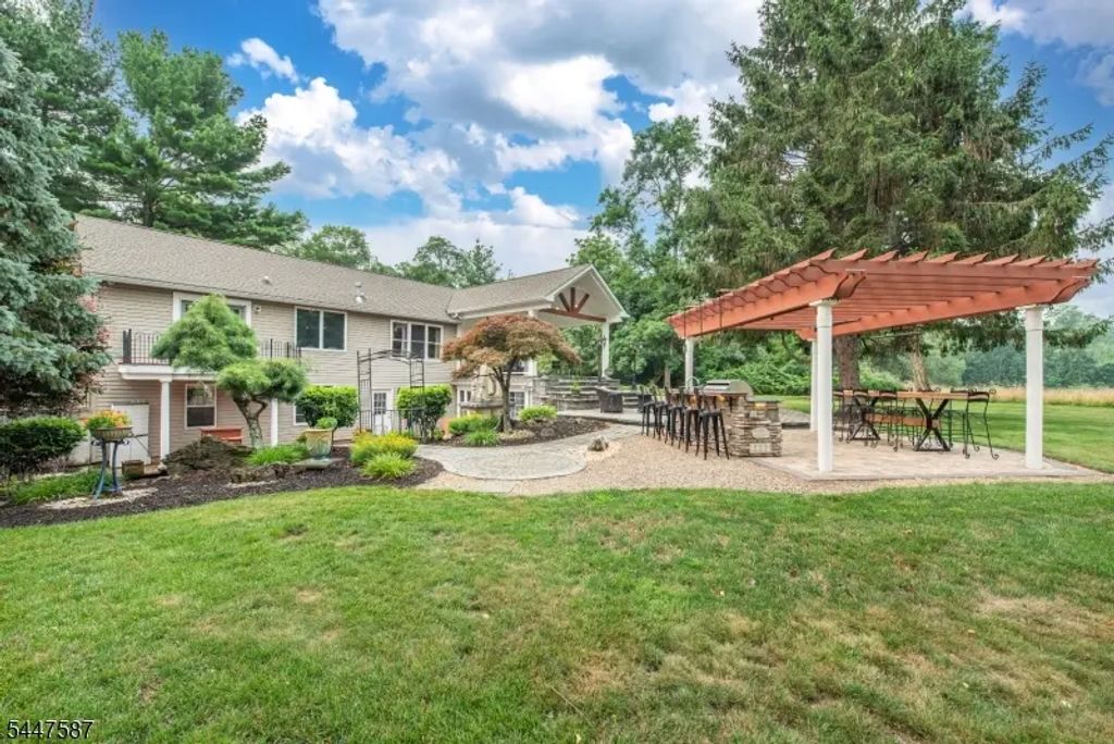 1 Evergreen Dr, Chester Twp.
