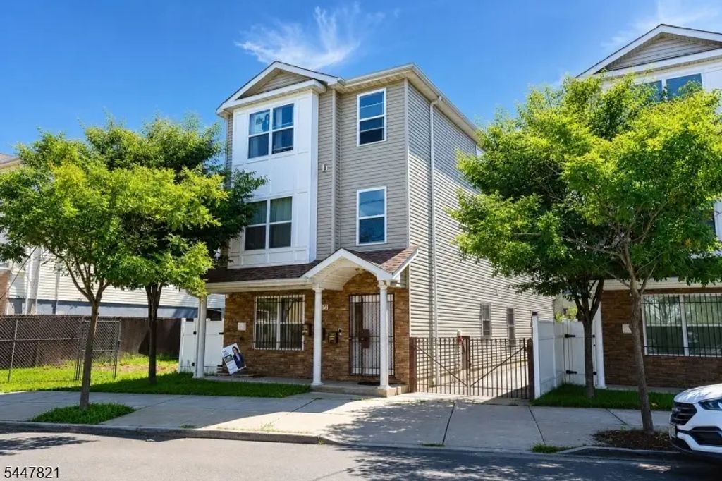 572 South 11th St, Newark City