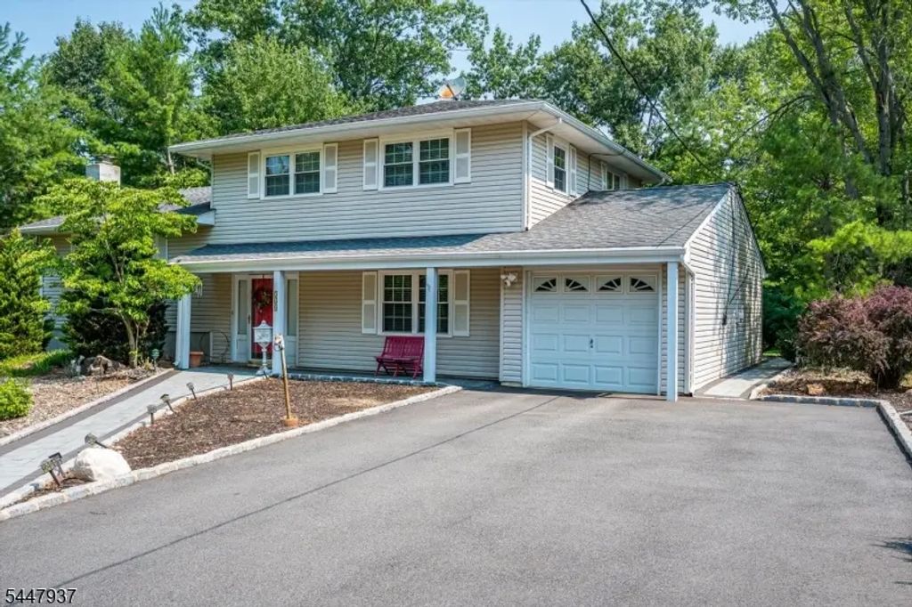 560 Wakefield Dr, Metuchen Boro
