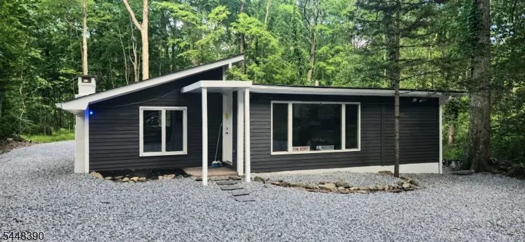 107 Arapaho Trl, Sparta Twp.