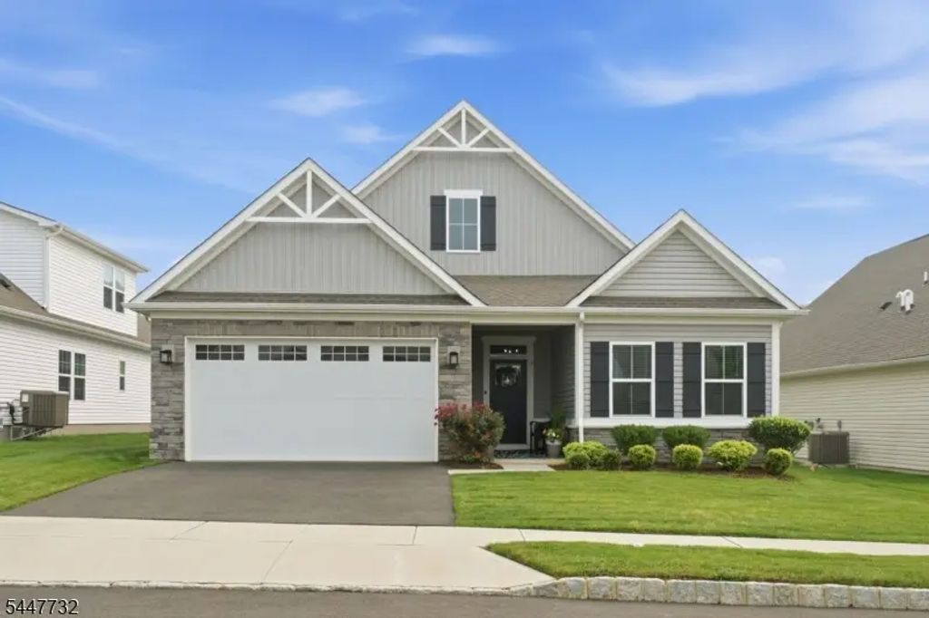 5 Harris Hawk Rd, Washington Twp.