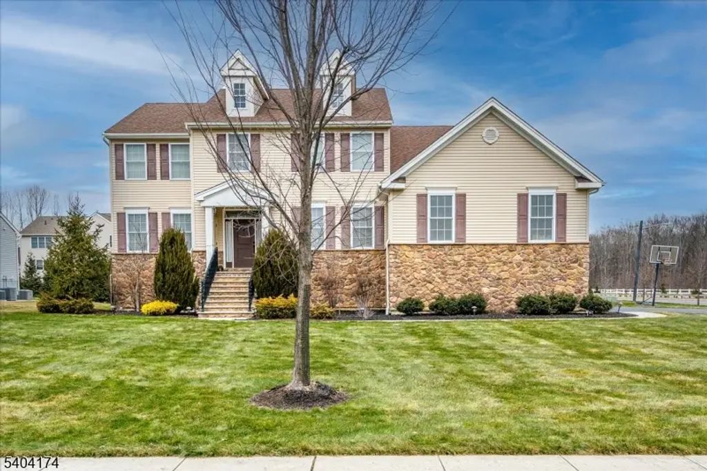 2 Eagle Ct, South Brunswick Twp.