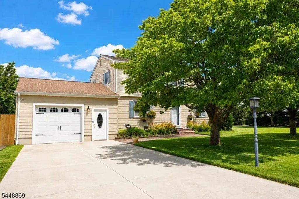 4 Blue Grass Dr, Ewing Twp.