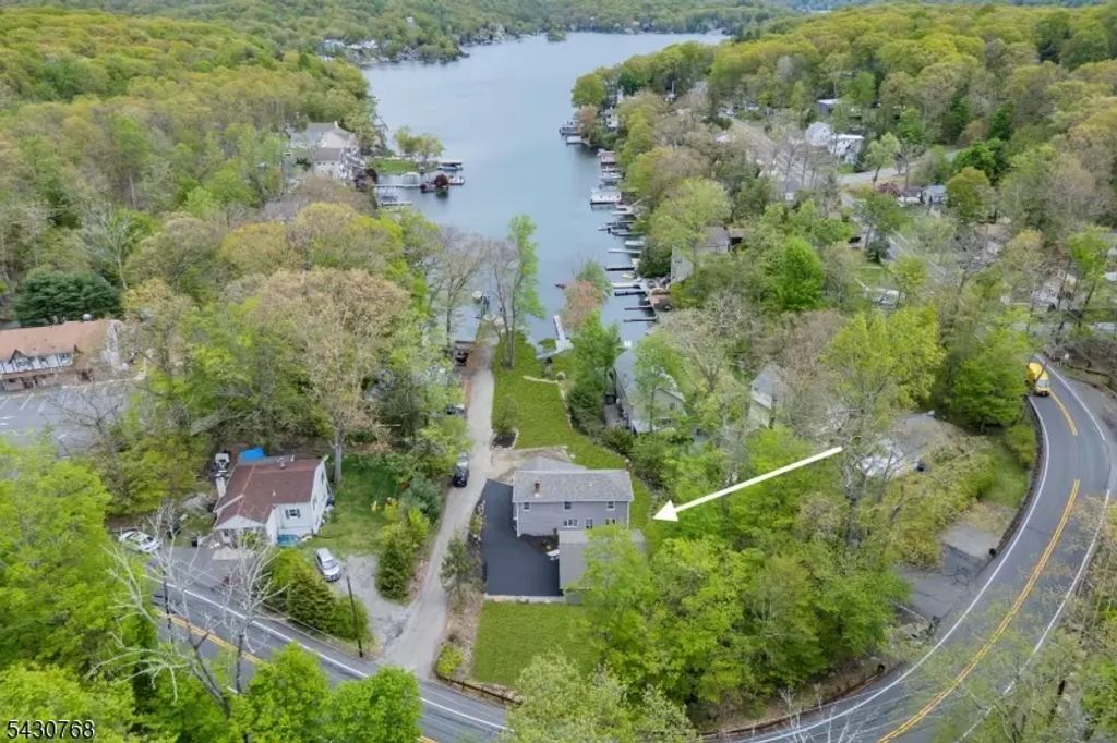 385 Maxim Dr, Hopatcong Boro