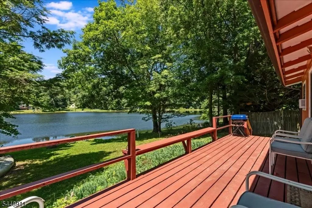 907 Plymouth Lake Dr, Stillwater Twp.