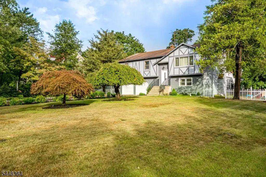 737 W 8th St, Plainfield City
