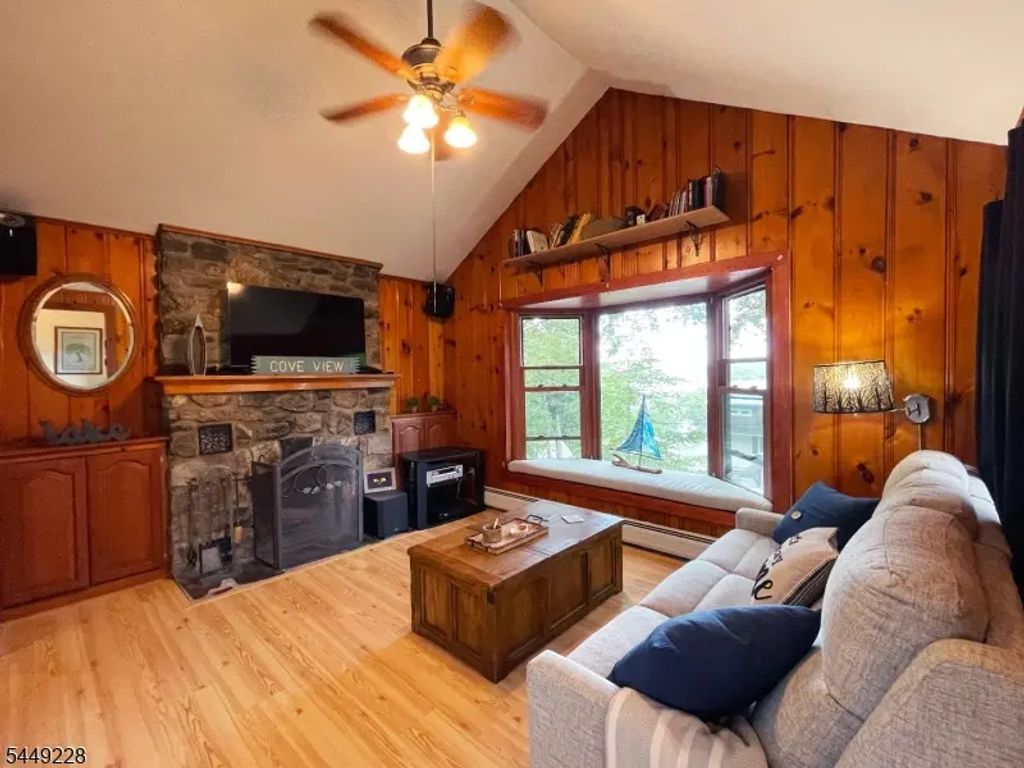 16 Lakeview Rd, Hopatcong Boro