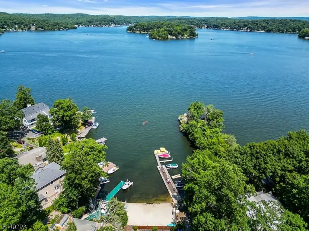16 Lakeview Rd, Hopatcong Boro