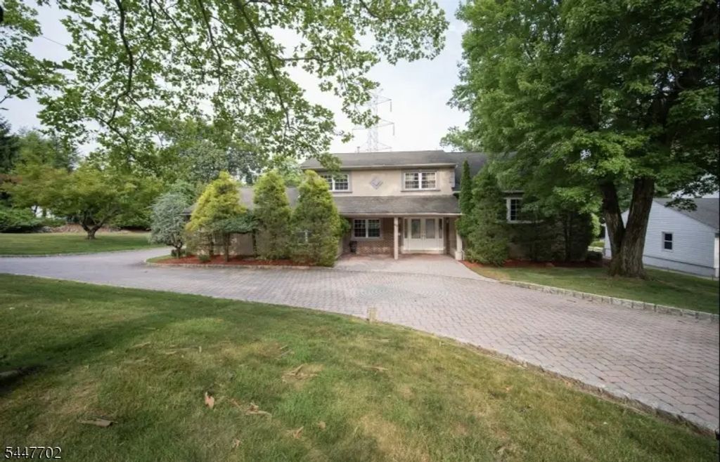 69 Ridge Dr, Livingston Twp.
