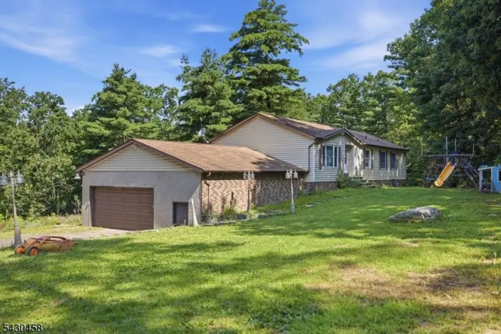 113 Deckertown Tpke, Montague Twp.