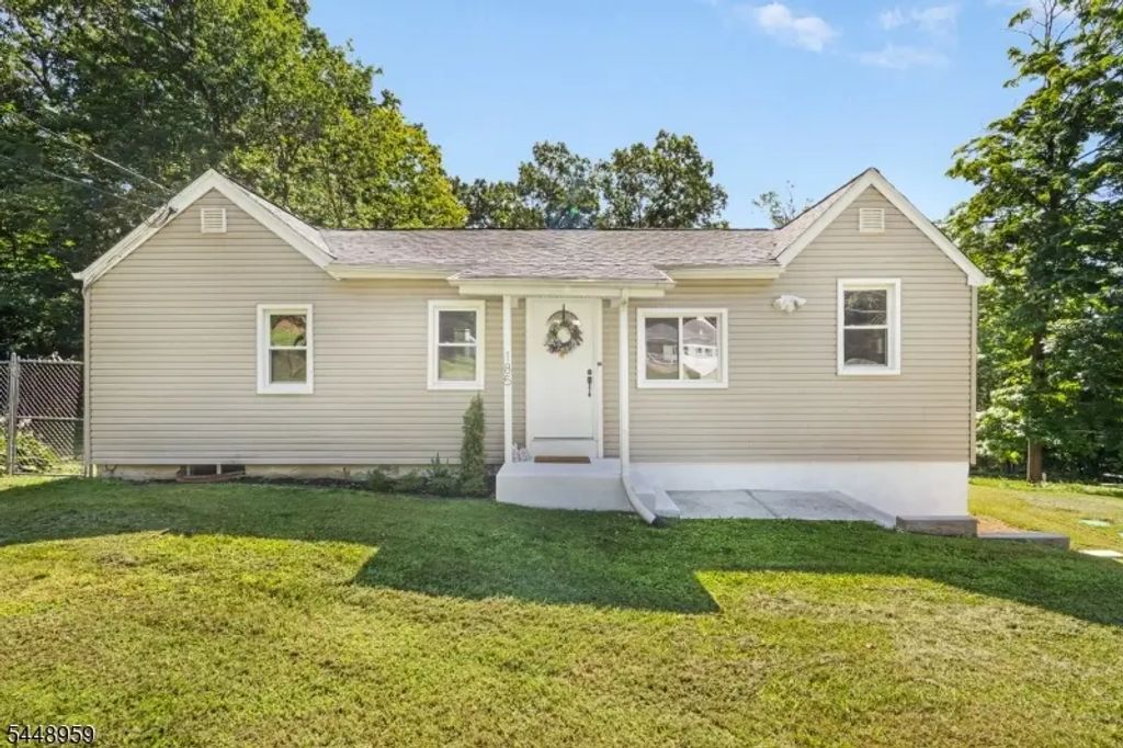 185 W Mountain Rd, Sparta Twp.