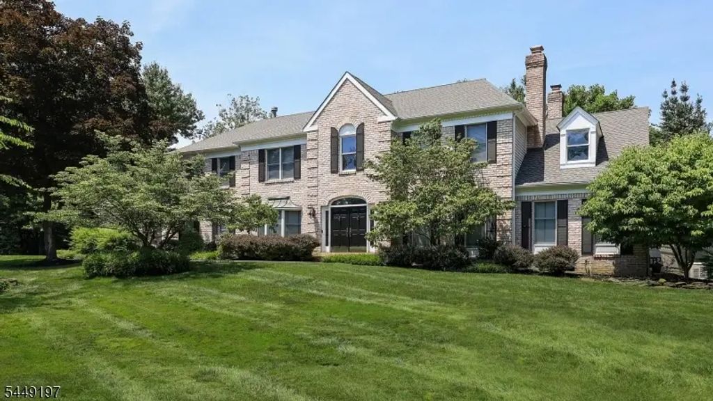 16 Chesterfield Dr, Warren Twp.