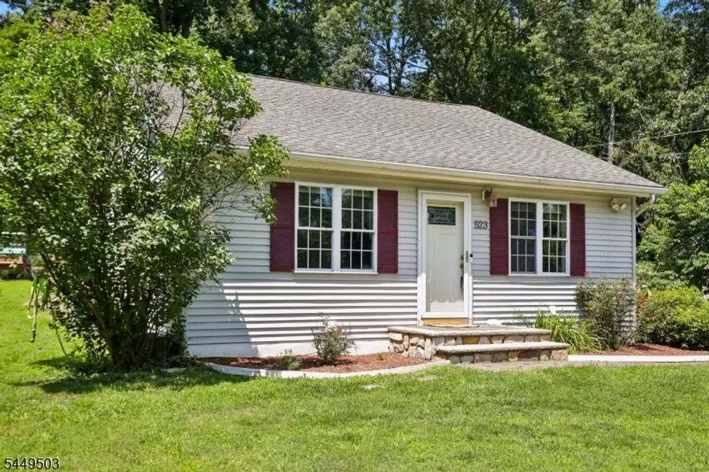 523 W Hill Rd, Lebanon Twp.
