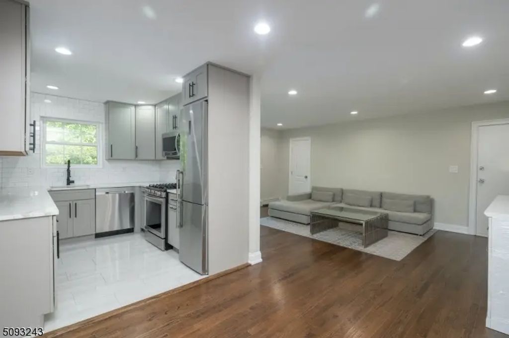 320 South, Morristown Town