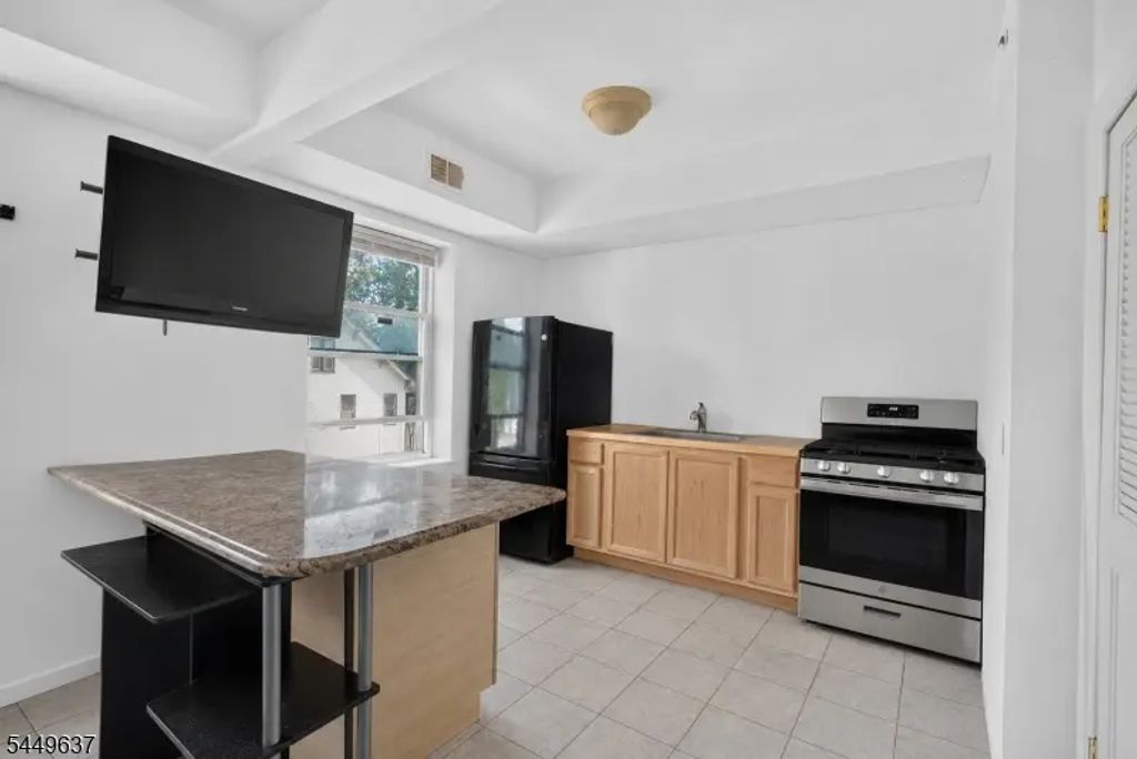 133 N Maple Ave, East Orange City