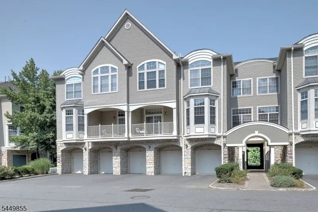 408 Kensington Ln, Livingston Twp.