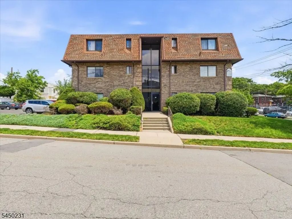 10 Cross St 5, Belleville Twp.