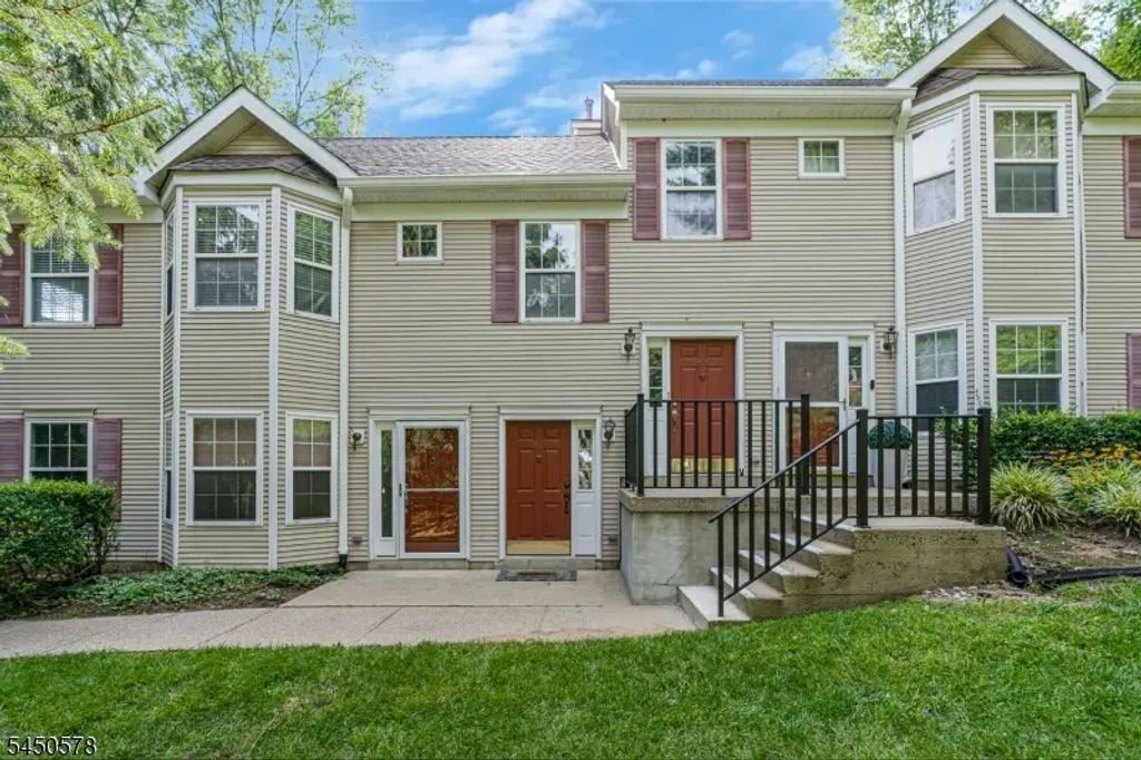 208 Cypress Ln, East Brunswick Twp.