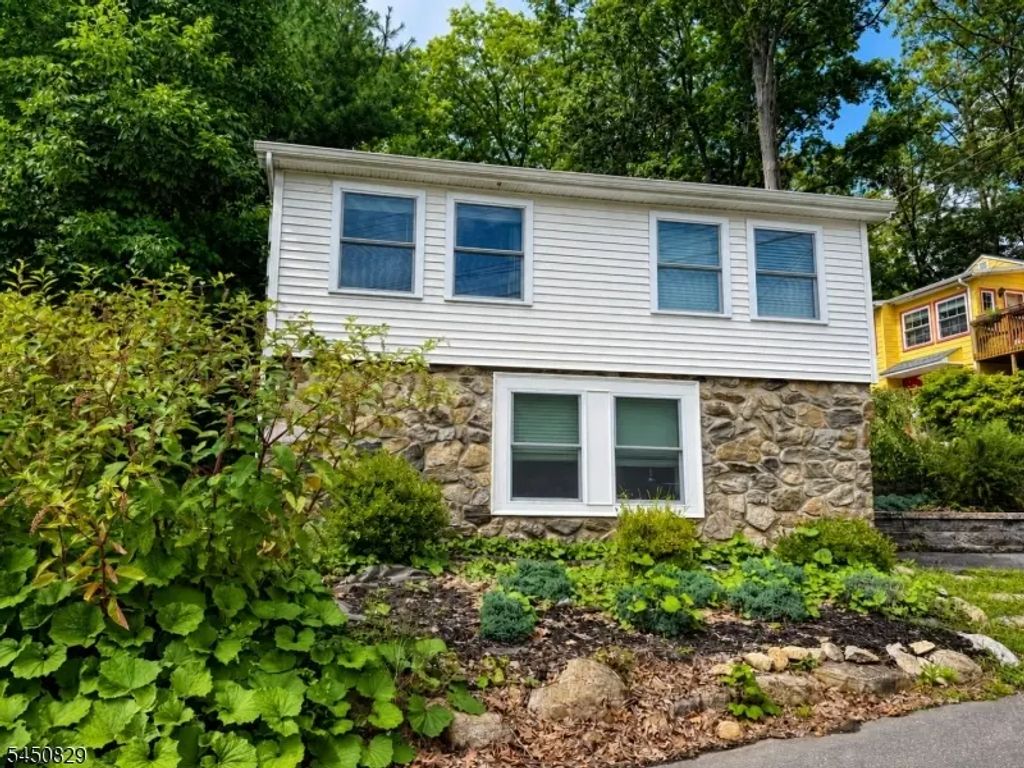 1 Hickory Trl, Byram Twp.