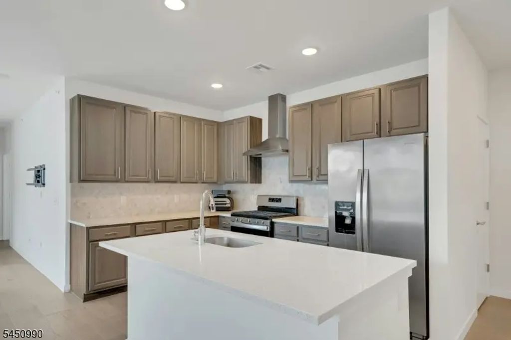 644 Lorhan Dr, Piscataway Twp.