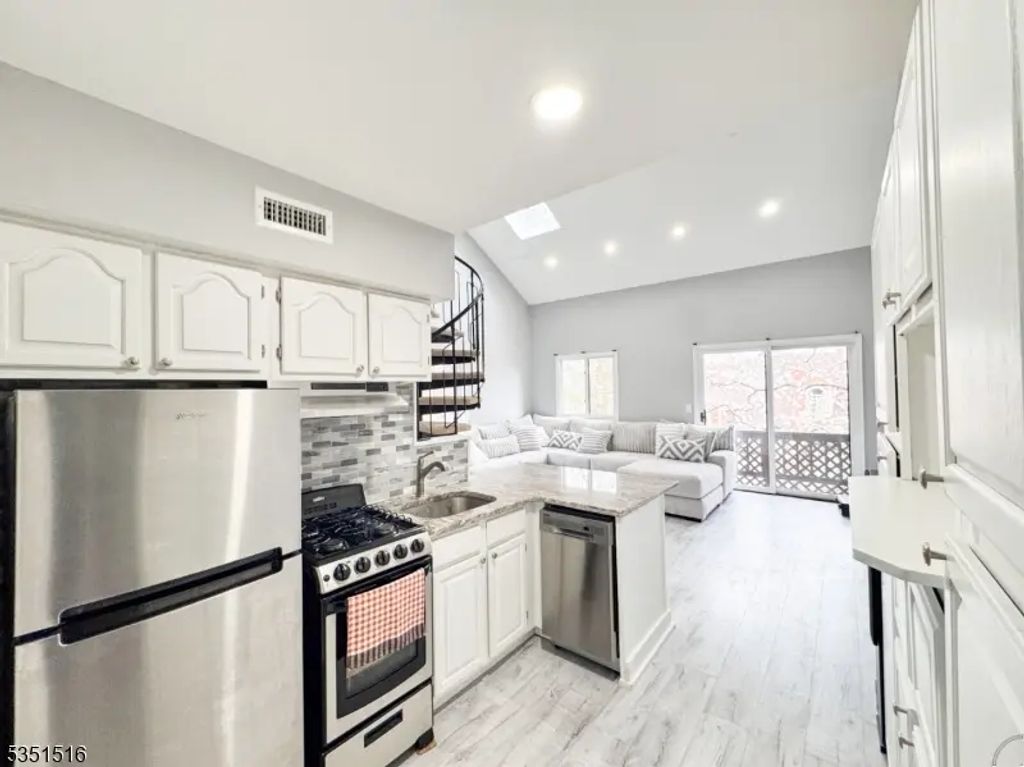 4 Alta Ct Unit 2, Vernon Twp.