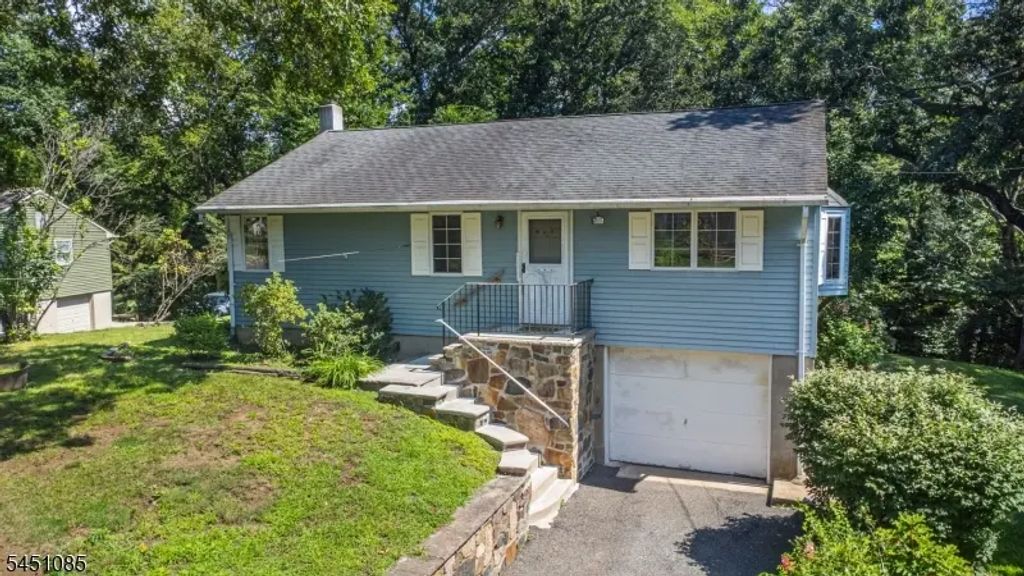 15 Wynding Way, Rockaway Twp.