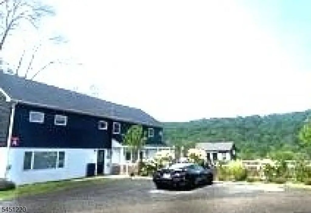 292 W Mill Rd, Washington Twp.