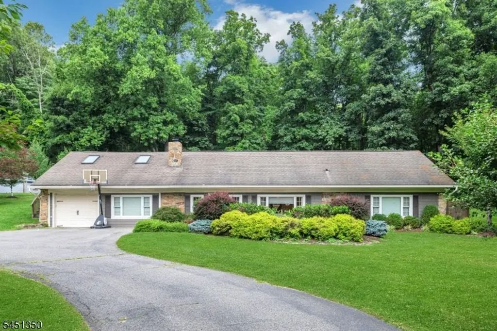 112 E Valley Brook Rd, Washington Twp.