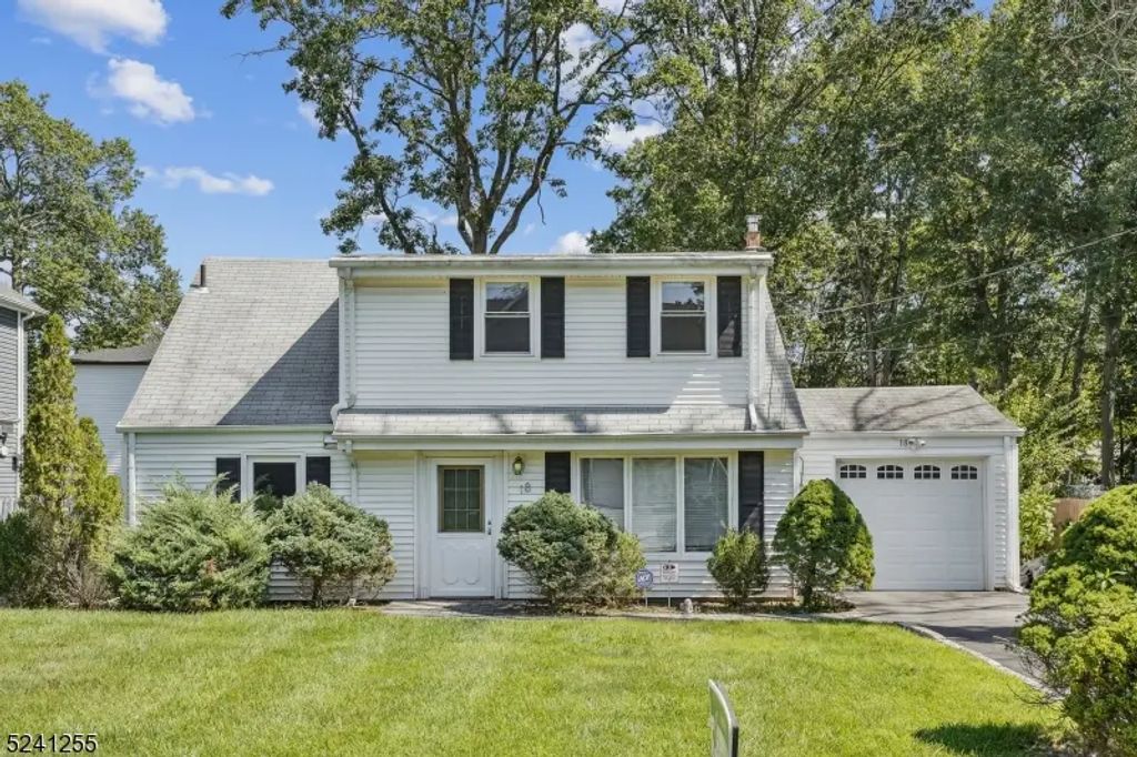 18 Manor Rd, Livingston Twp.