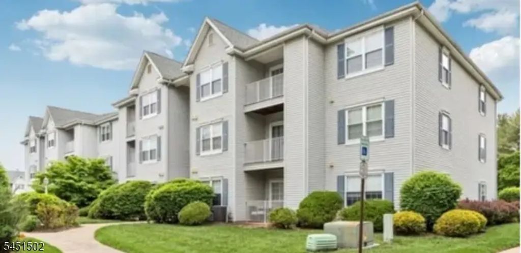 107 Stratford Pl, Bridgewater Twp.