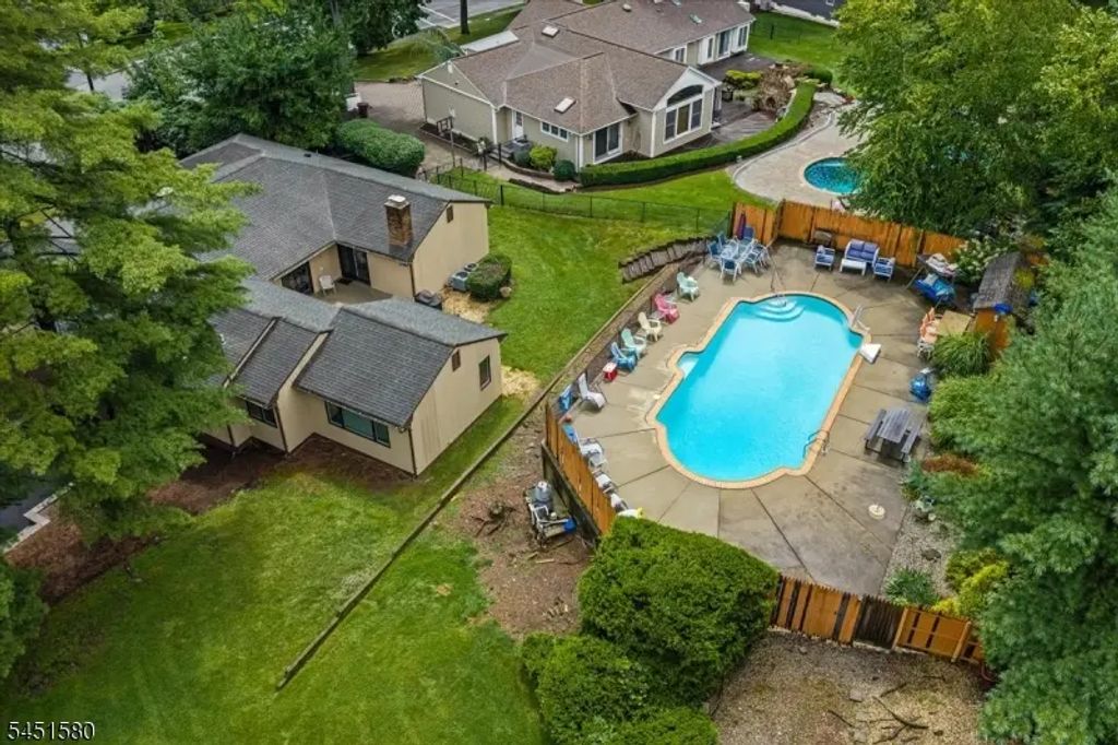 25 N Hillside Ave, Livingston Twp.
