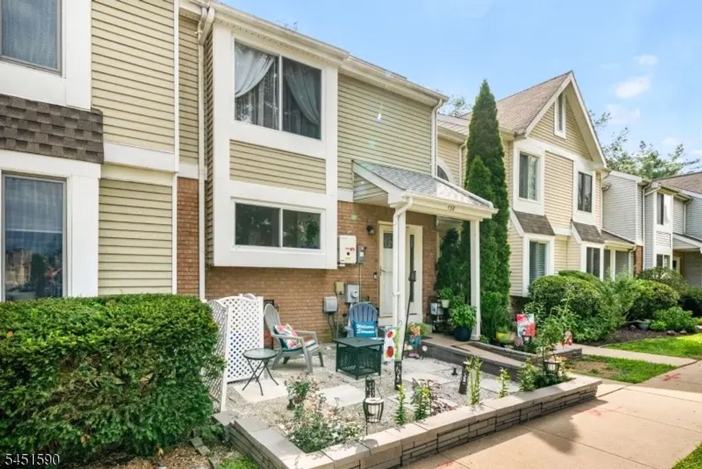 138 Stratford Ct, Hillsborough Twp.