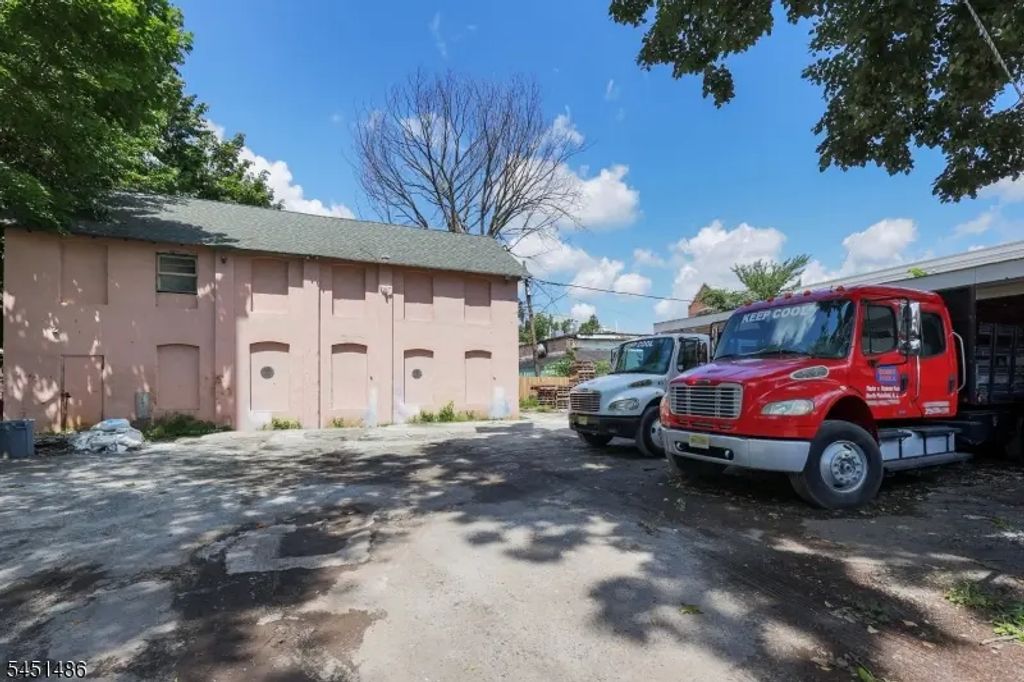 319 E 2nd St, Plainfield City