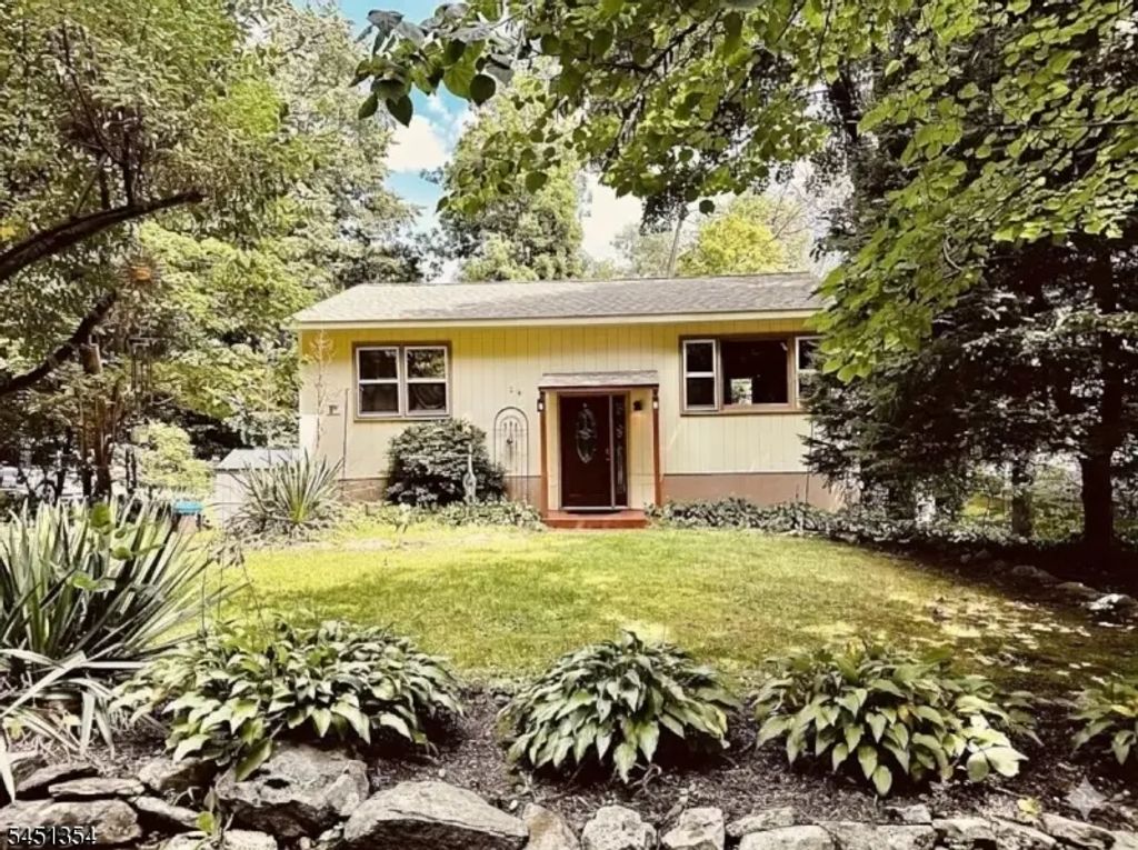 24 W Shore Dr, Vernon Twp.
