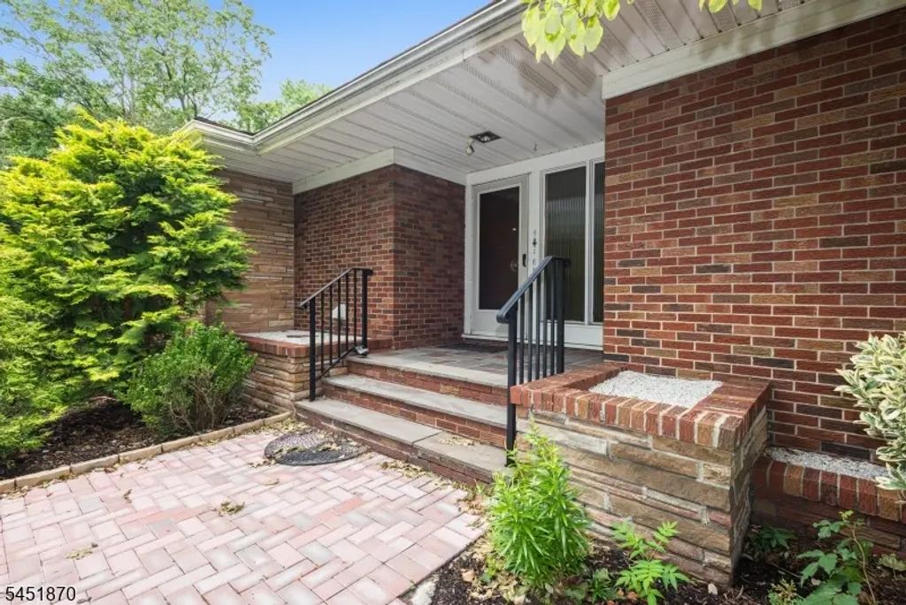 681 Easton Ave, Franklin Twp.