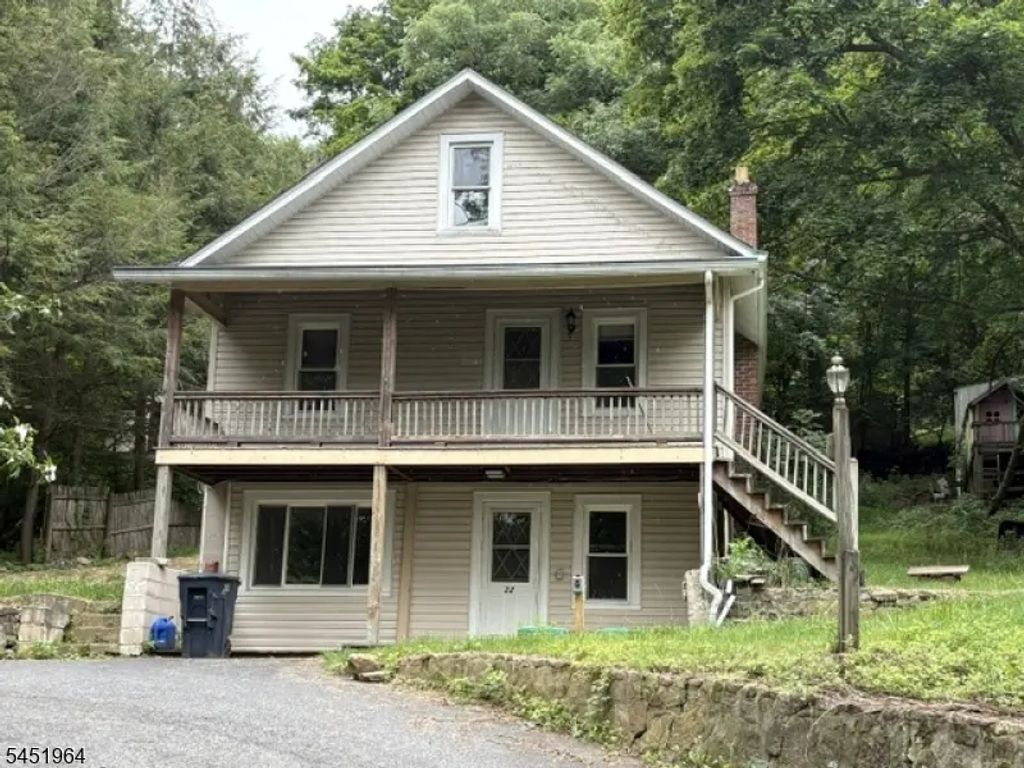 22 Hoffmans Crossing Rd, Lebanon Twp.