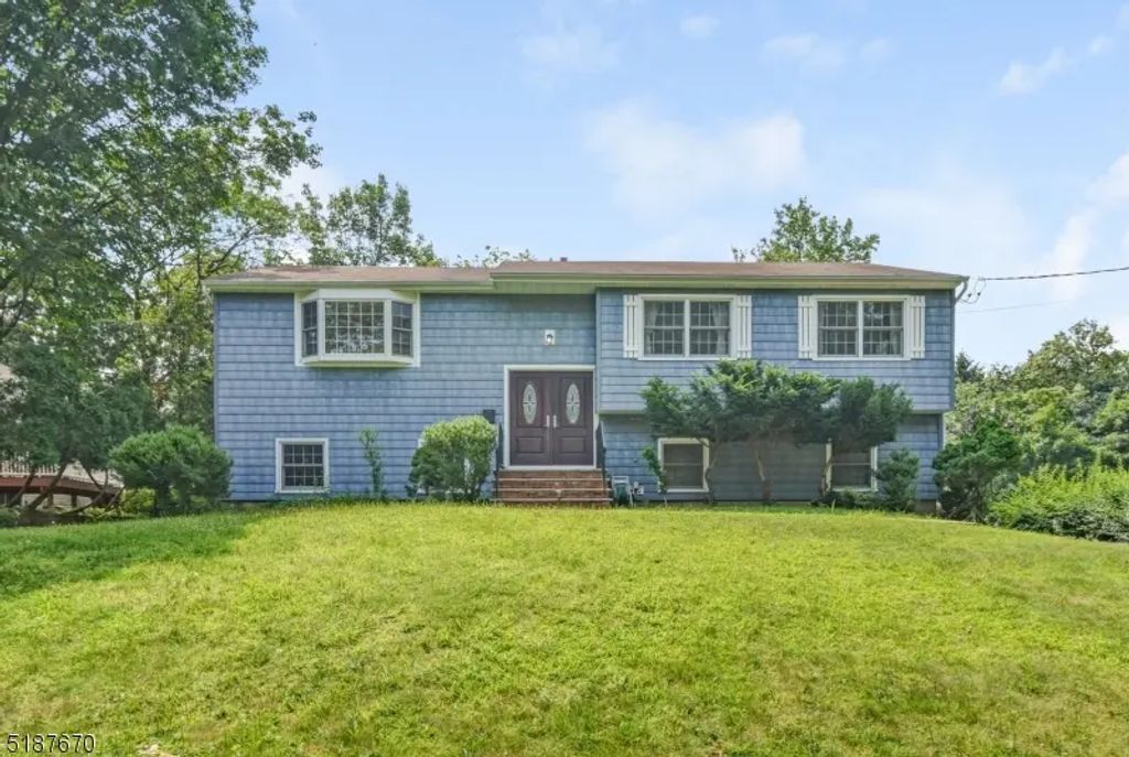 28 Bear Brook Ln, Livingston Twp.